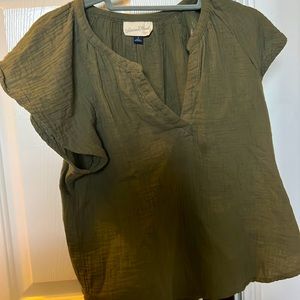 Small green top | new (just took out the tag)